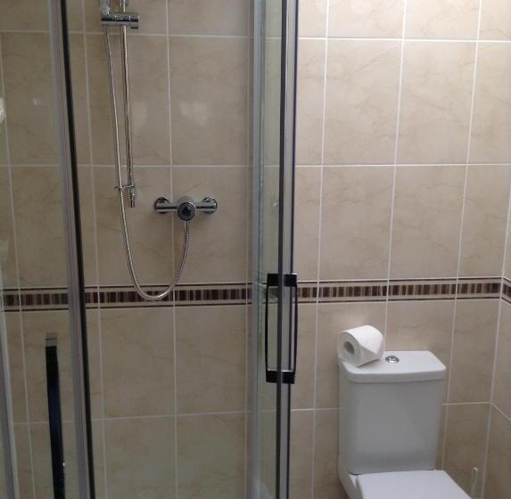 غرفة عائلية, The Crown