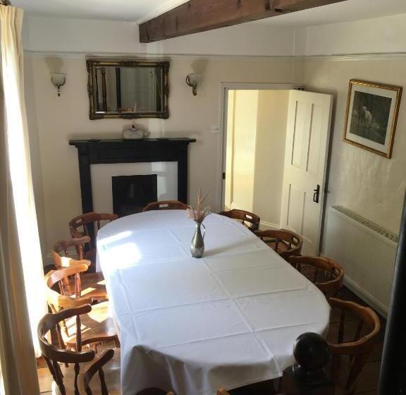 منزل 4 غرف نوم, The Crown