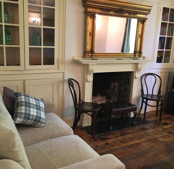 منزل 4 غرف نوم, The Crown