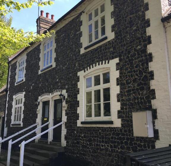 منزل 4 غرف نوم, The Crown