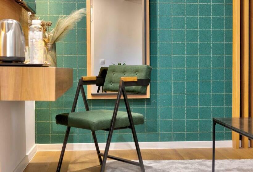 سوییت لوکس, Sinan Han