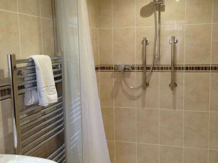 غرفة قياسية, The Crown