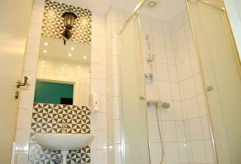 اتاق اکونومی با حمام مشترک, The Little Havana Party Hostel