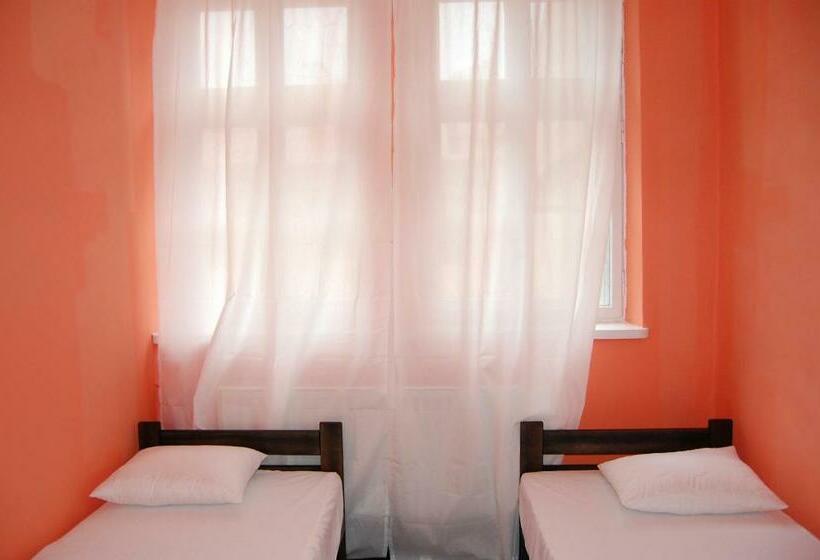 اتاق اکونومی با حمام مشترک, The Little Havana Party Hostel