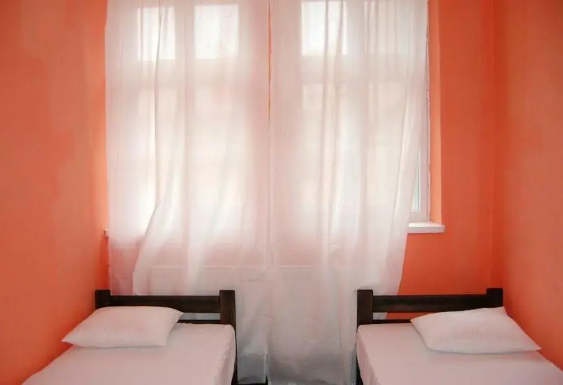 浴室共有のエコノミールーム, The Little Havana Party Hostel