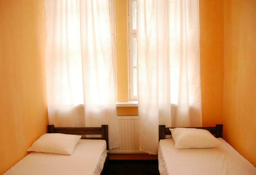 اتاق اکونومی با حمام مشترک, The Little Havana Party Hostel