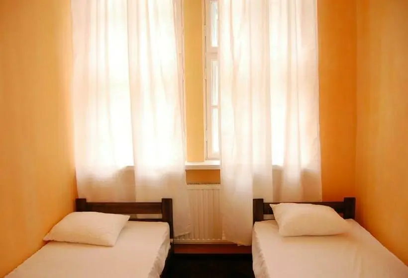 浴室共有のエコノミールーム, The Little Havana Party Hostel