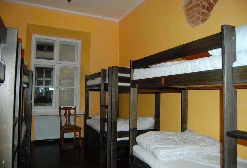 تختخواب در اتاق مشترک, The Little Havana Party Hostel