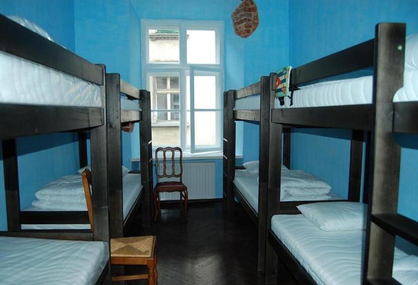 تختخواب در اتاق مشترک, The Little Havana Party Hostel