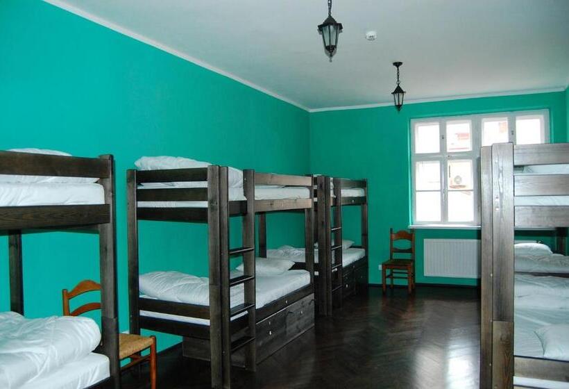 تختخواب در اتاق مشترک, The Little Havana Party Hostel