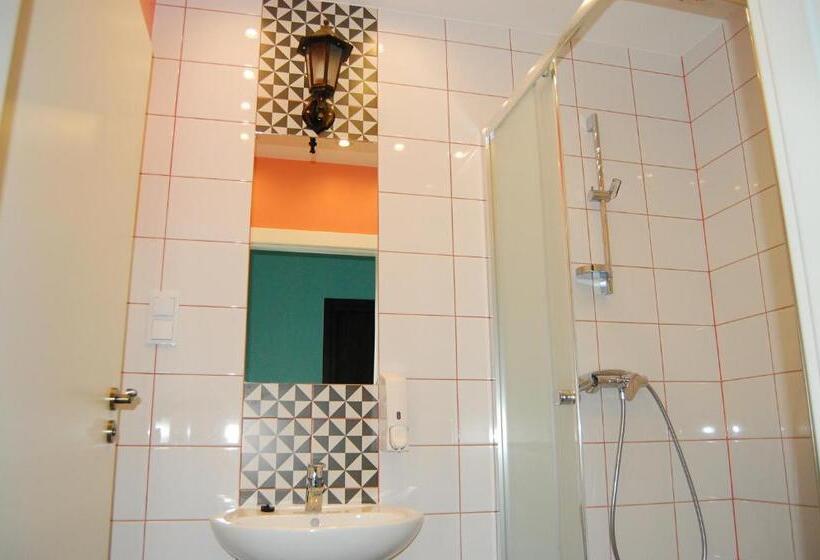 تختخواب در اتاق مشترک, The Little Havana Party Hostel