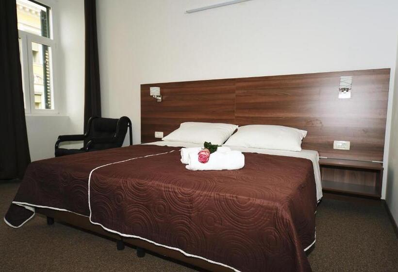标准三人间, Riva Rooms