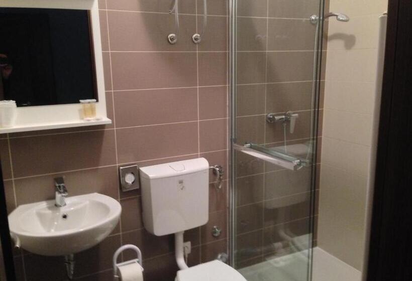 غرفة قياسية ثلاثية, Riva Rooms