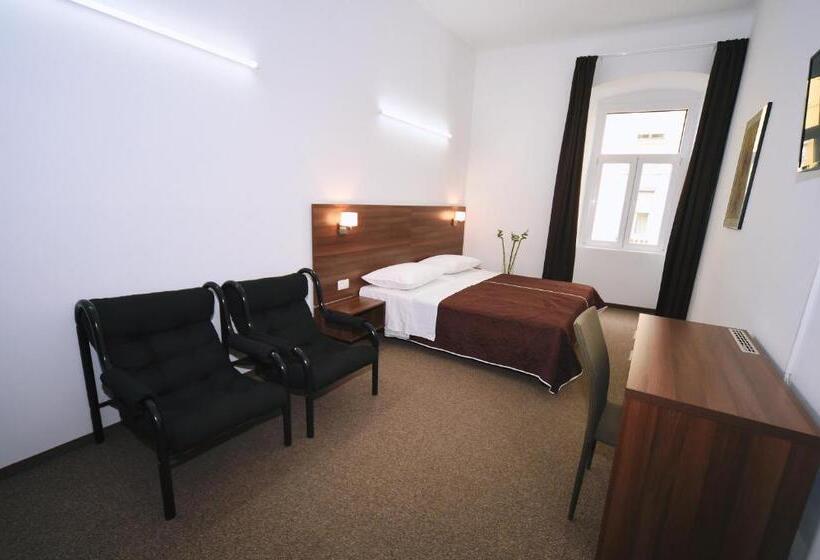 غرفة قياسية رباعية, Riva Rooms