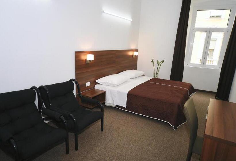 غرفة قياسية رباعية, Riva Rooms