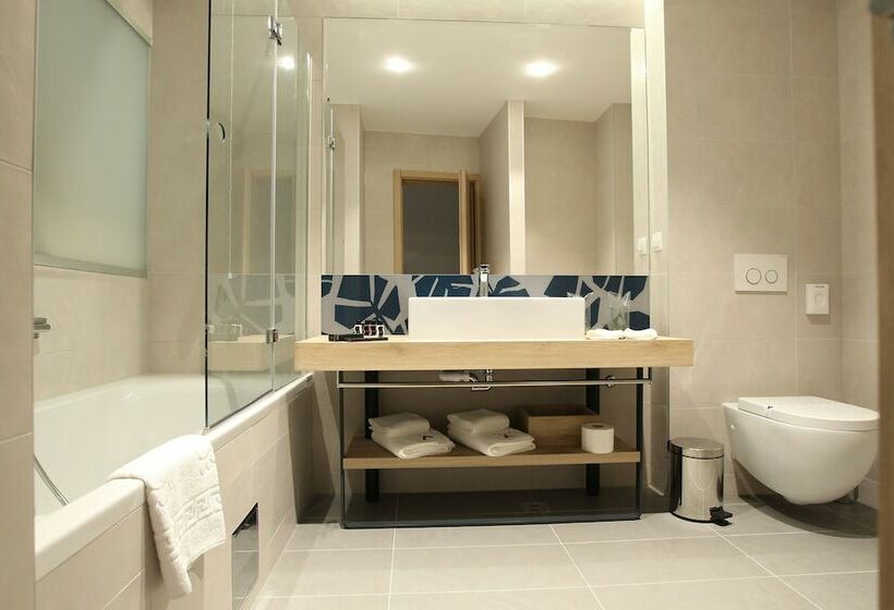 高级大房间, Academia