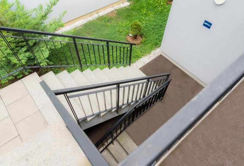 带1个卧室的带阳台的公寓, Academia