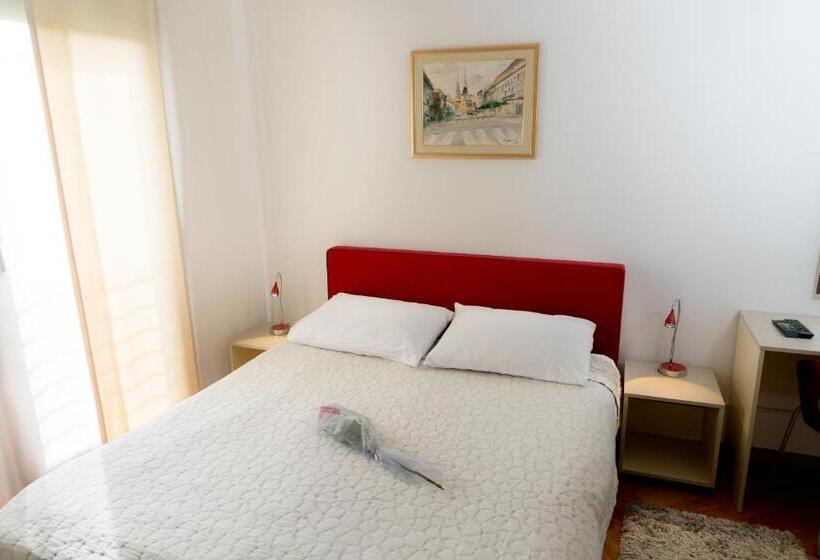 带1个卧室的带阳台的公寓, Academia