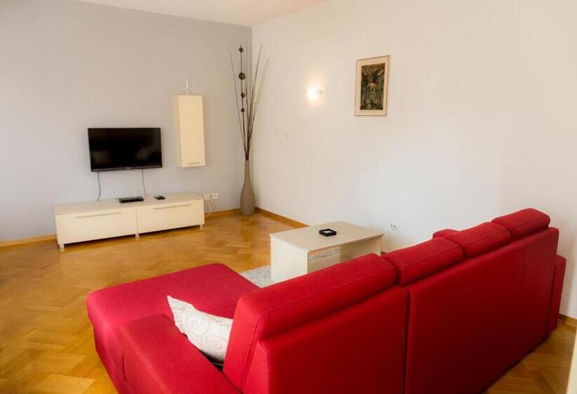 带1个卧室的带阳台的公寓, Academia