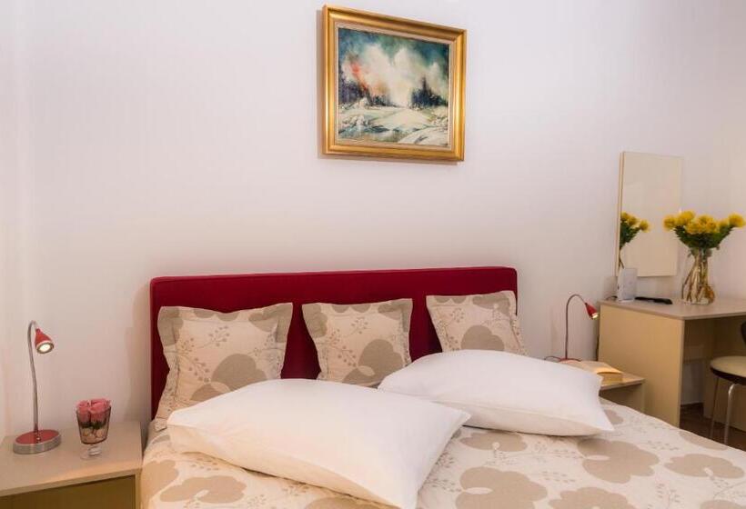 带1个卧室的带阳台的公寓, Academia