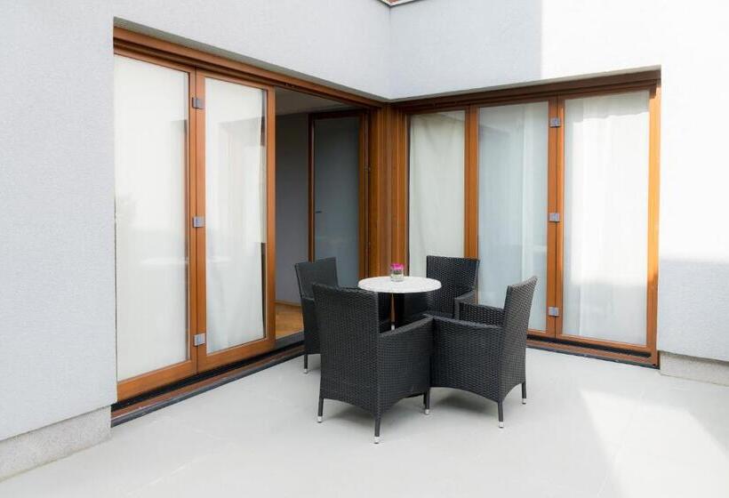 带2个卧室的公寓, Academia