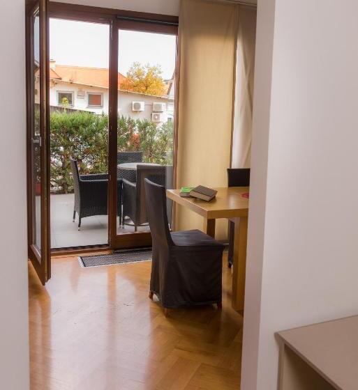 带2个卧室的公寓, Academia