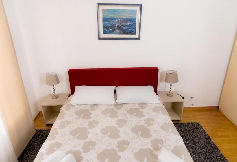 带2个卧室的公寓, Academia