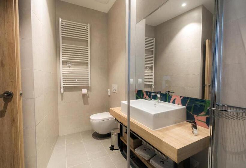 高级大房间, Academia