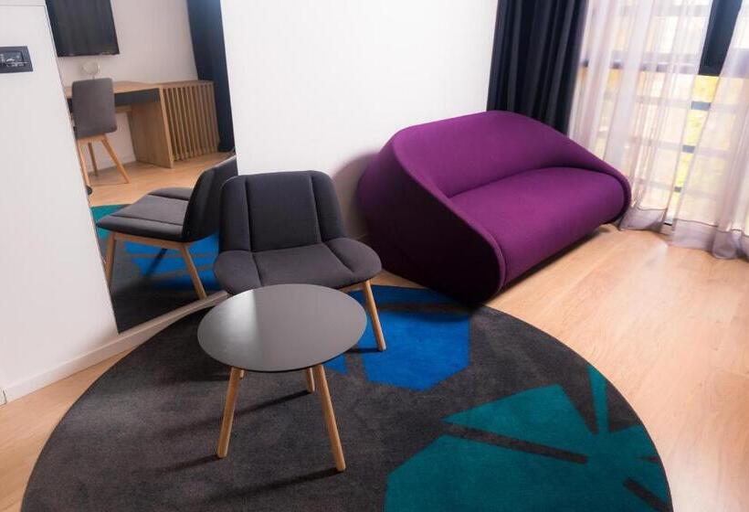 小型套房, Academia