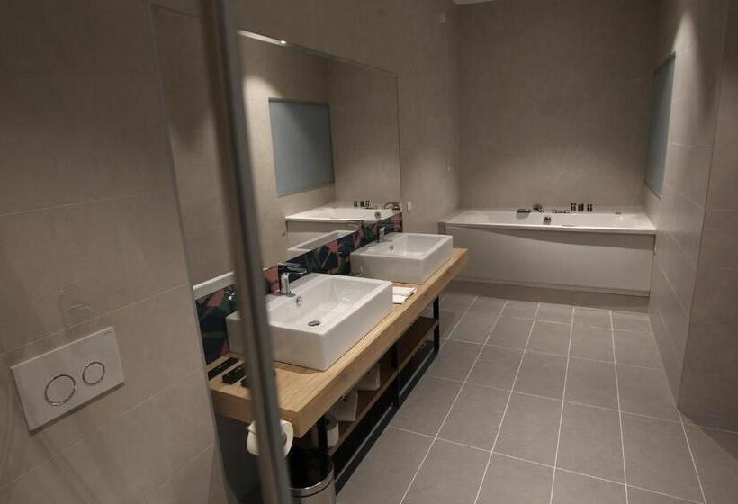 小型套房, Academia