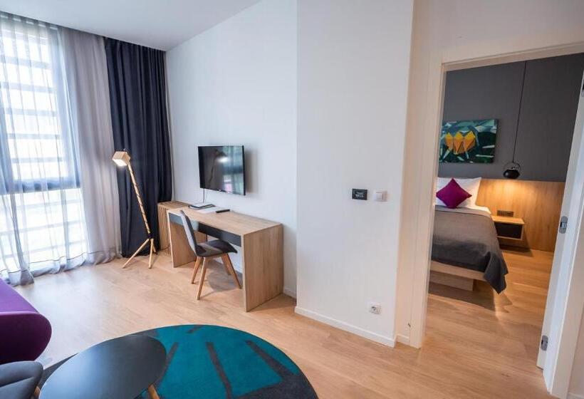 小型套房, Academia