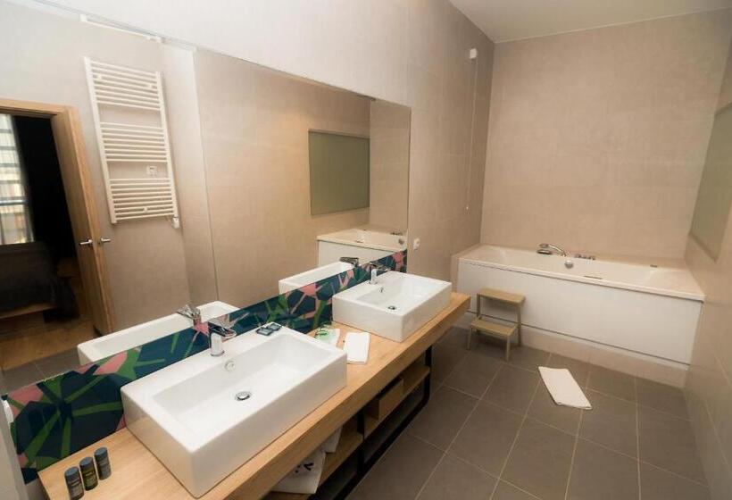 小型套房, Academia