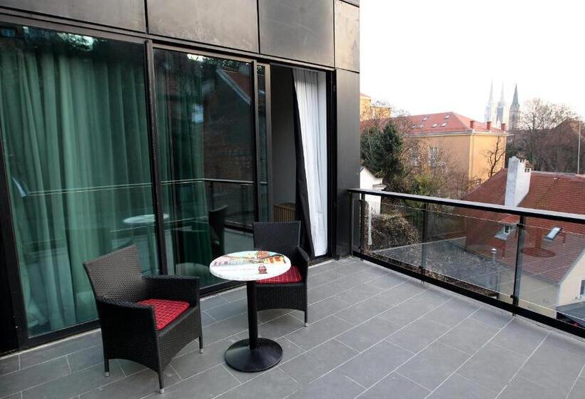 带阳台的高级房间, Academia