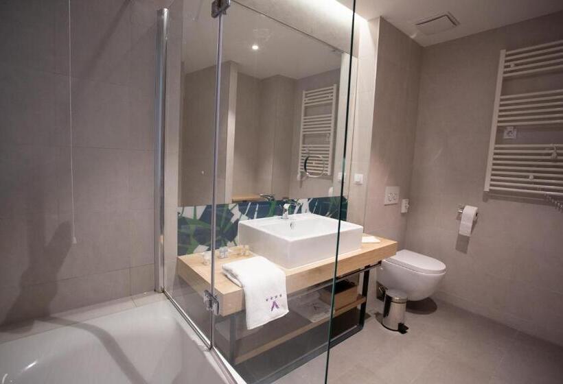 带阳台的高级房间, Academia