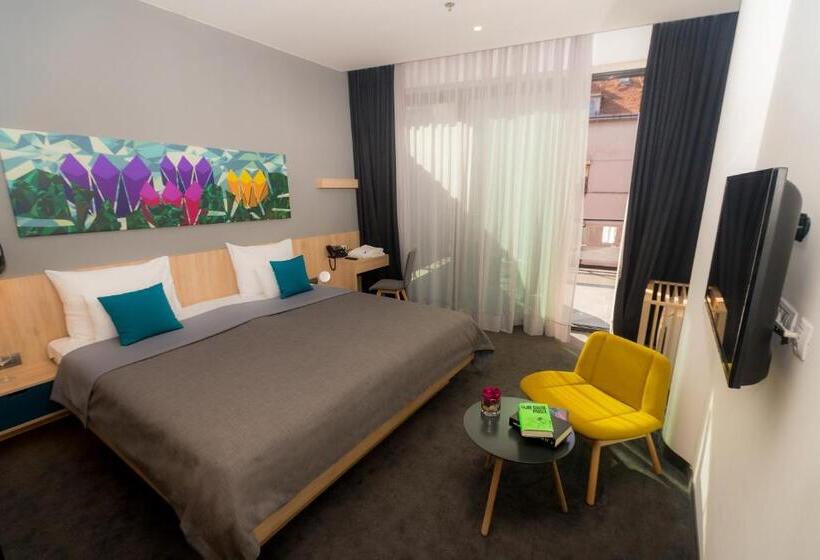 带阳台的高级房间, Academia