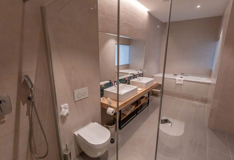 小型套房, Academia