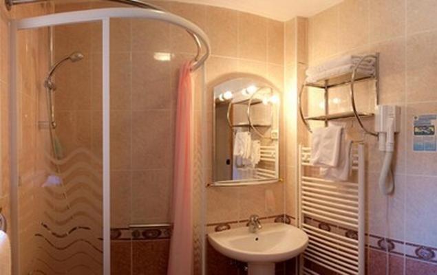 غرفة قياسية مزوَّدة بشُرفة, Makin