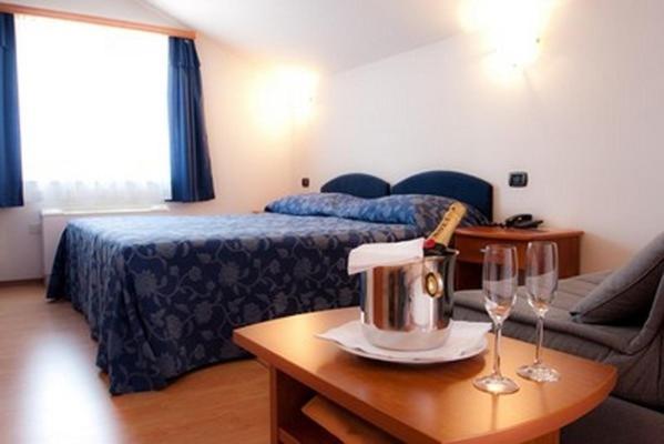 غرفة قياسية مزوَّدة بشُرفة, Makin