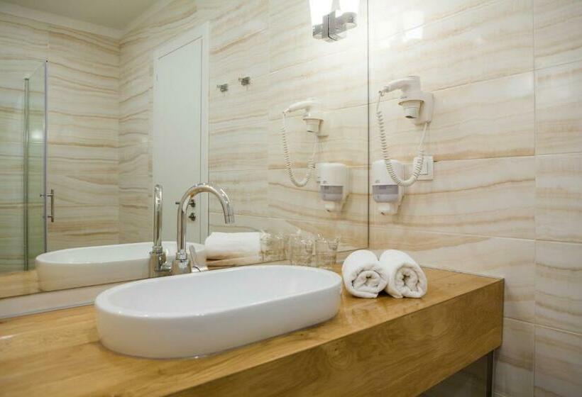 Comfort room with balcony, Perla