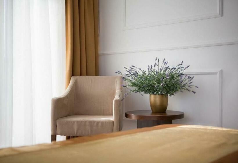 Comfort room with balcony, Perla