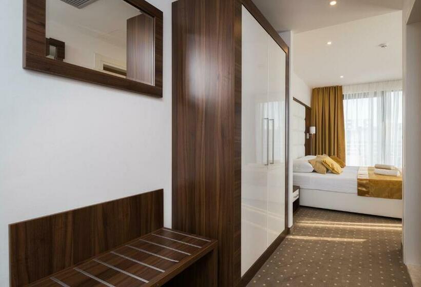 Comfort room with balcony, Perla