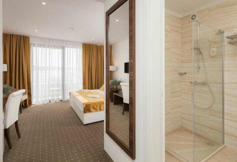 Comfort room with balcony, Perla