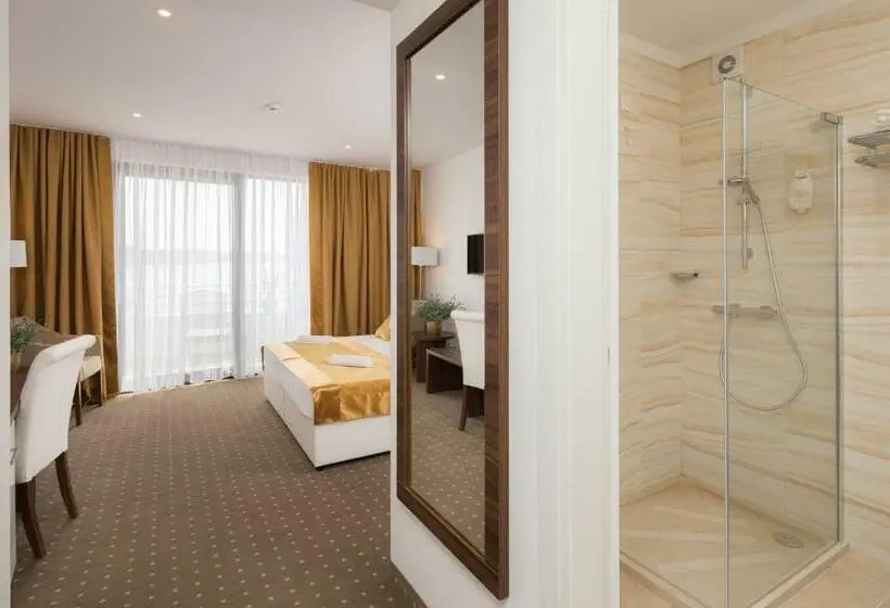 Comfort room with balcony, Perla