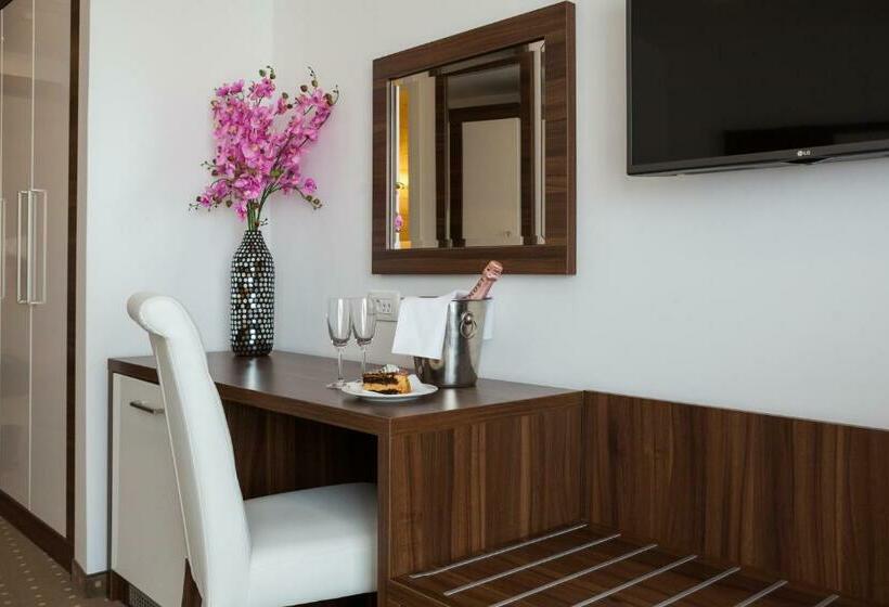 Comfort room with balcony, Perla