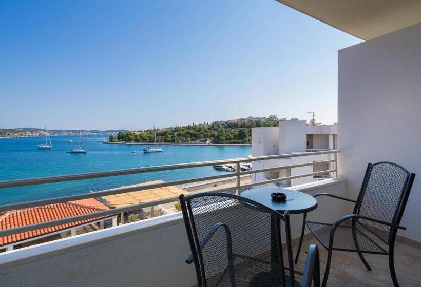 Comfort room with balcony, Perla