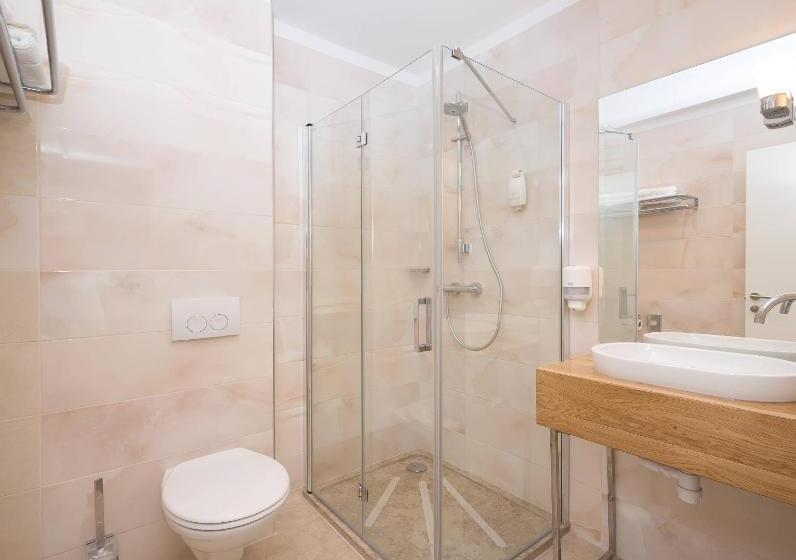 Comfort room with balcony, Perla