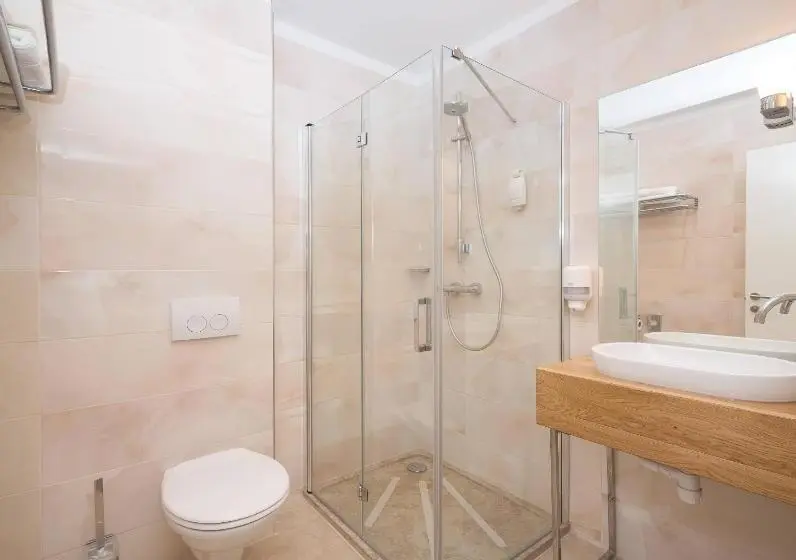 Comfort room with balcony, Perla
