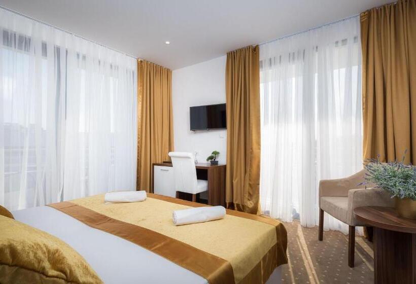 Comfort room with balcony, Perla