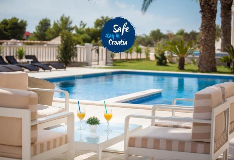 חדר משפחתי, Perla