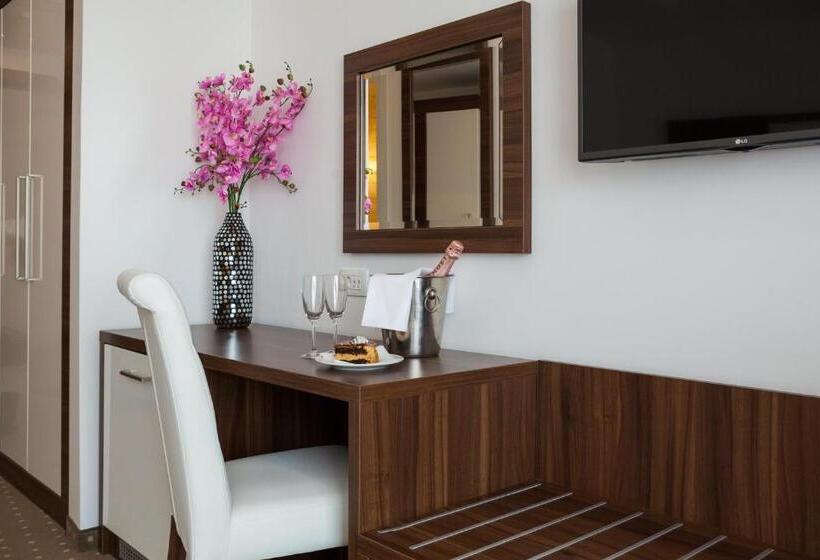 オーシャンビューのスーペリアトリプルルーム, Perla